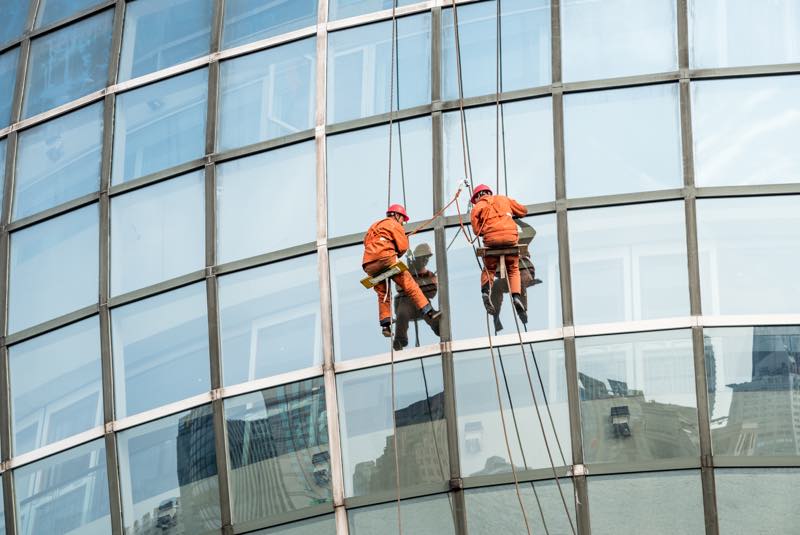 Fensterputzer am Hochhaus